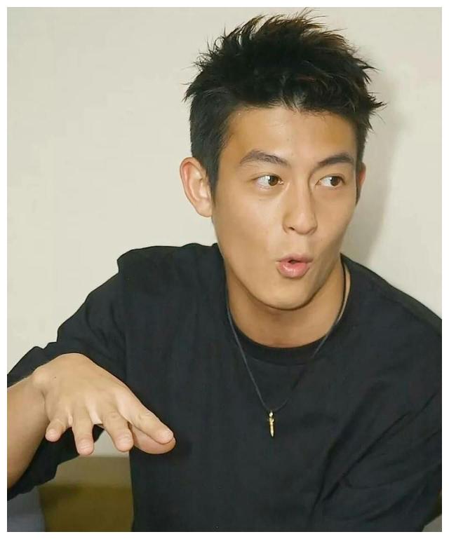 陈冠希|陈冠希与长腿粉丝合照,绅士手获赞,本人低调且友好