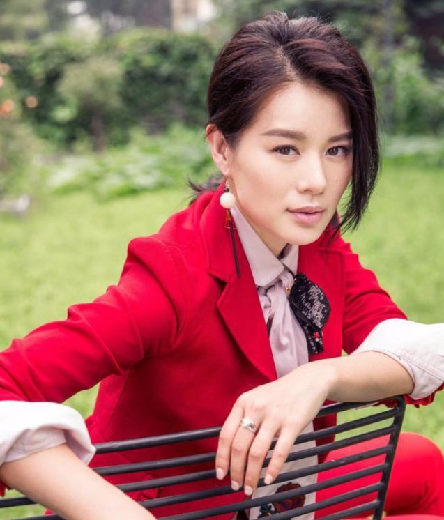 参观胡杏儿住的豪宅，家里厨房做开放式的设计，装修也很潮流