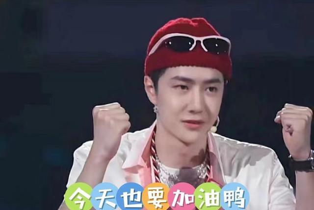 王一博|王一博粉色衬衫配小红帽，亮相街舞录制现场，引来众人围观