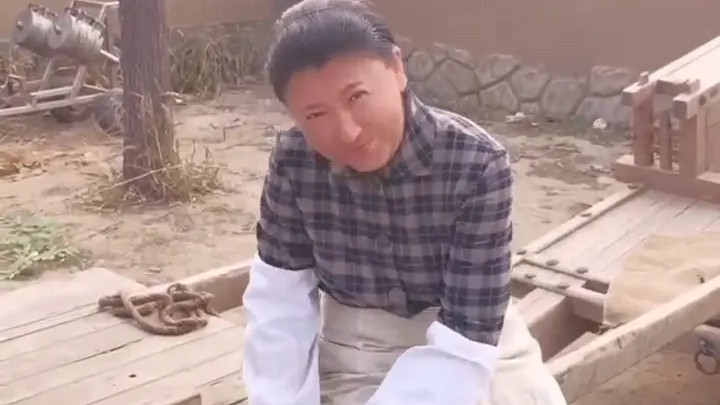 闫学晶|50岁闫学晶在片场玩泥巴！服装造型接地气，直呼：和泥掴炮儿