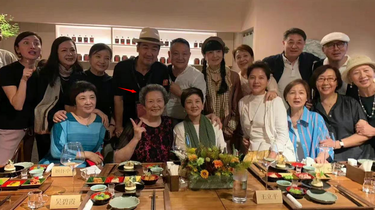 朗诵|90岁“王夫人”周贤珍庆生!当众大声朗诵不结巴,头发花白精神好