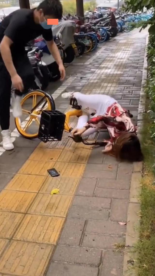 求职|女子走路不看路,撞到自行车并摔倒在地,路过的男子好心将她扶起