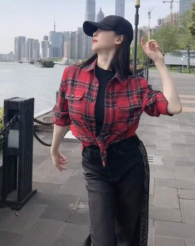 左小青|45岁左小青街头扭腰摆胯，与神秘男牵手引猜疑，一年前与富商离婚