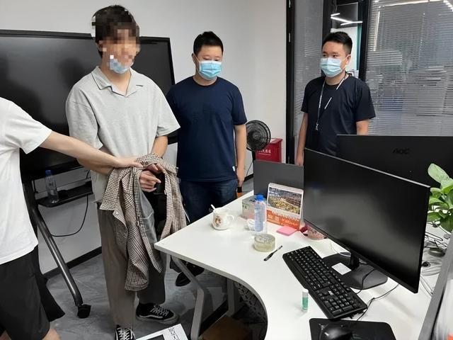 “这算捡手机,还是偷手机?”江苏南京,女子在路边聊天时,手机从口袋里滑出