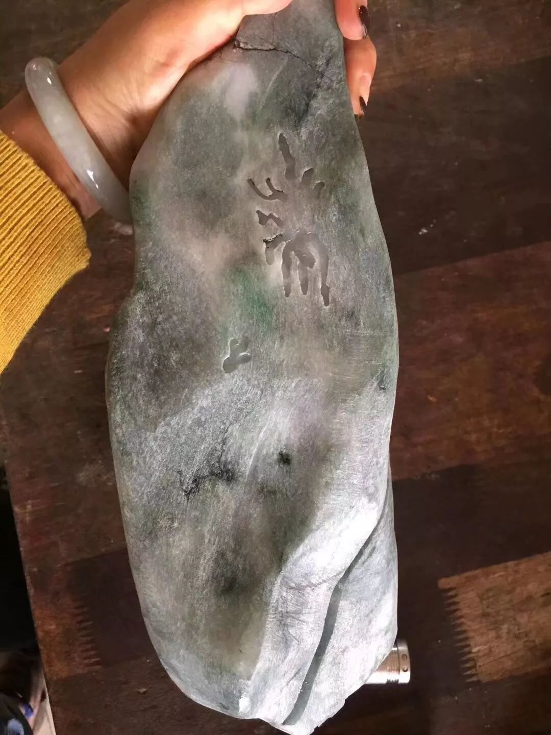 翡翠|高价拿下的莫湾基翡翠原石，一刀切出5条完美的春带彩手镯，让人心动！