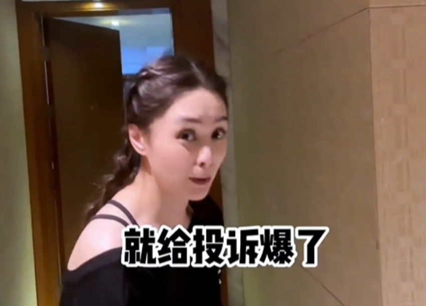 李湘|阿娇穿短上衣露细腰,身材瘦太多颜值回春,凌晨趴阿Sa房门口偷听