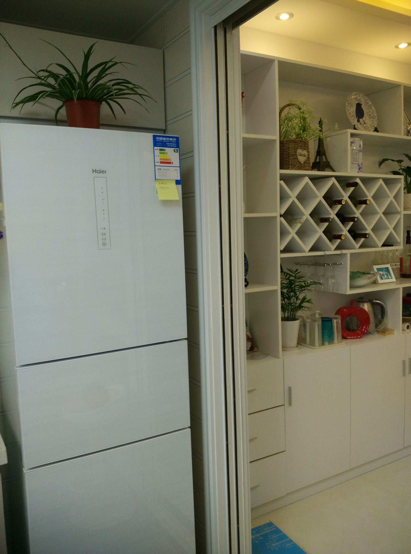 头一次见到餐厅还安卡座的,太时尚了!邻居都快把我家门给推烂了