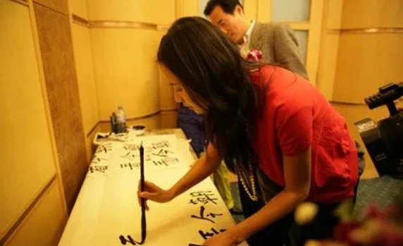 徐静蕾|徐静蕾39岁那年，去国外花了90万取出9颗卵子冷冻