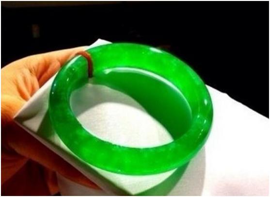 翡翠|这种翡翠号称质地堪比帝王绿，价格却一直上不去，令人匪夷所思