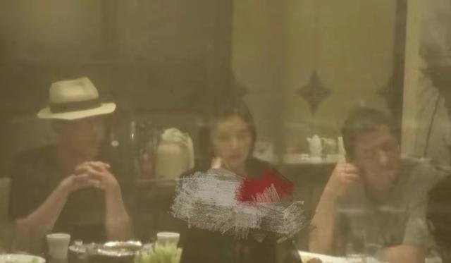 李亚鹏|李亚鹏与周杰聚餐,头发稀疏皮肤松弛老太多,妻子貌美如花似少女