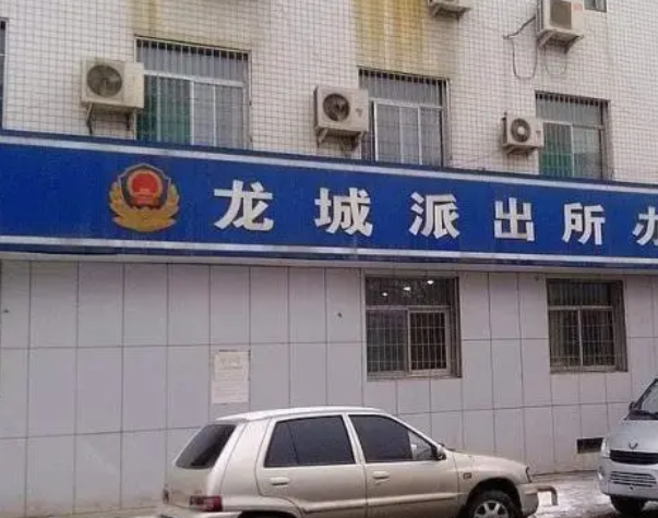 2010年,50岁光棍欲带23岁女友私奔,流产后才知女友竟是男儿身