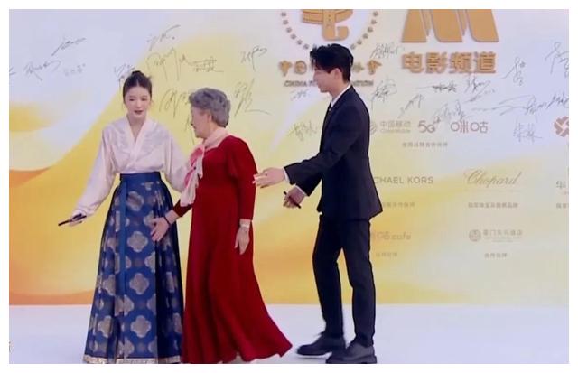 陈妍希|金鸡奖红毯尴尬多:关晓彤别扭,陈妍希发福,张梓琳“加戏”