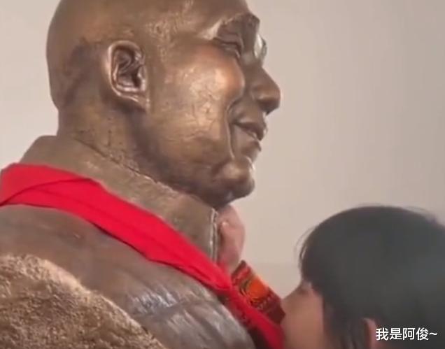 四川凉山:3岁女儿一眼认出爸爸石像,随后的举动让人破防!