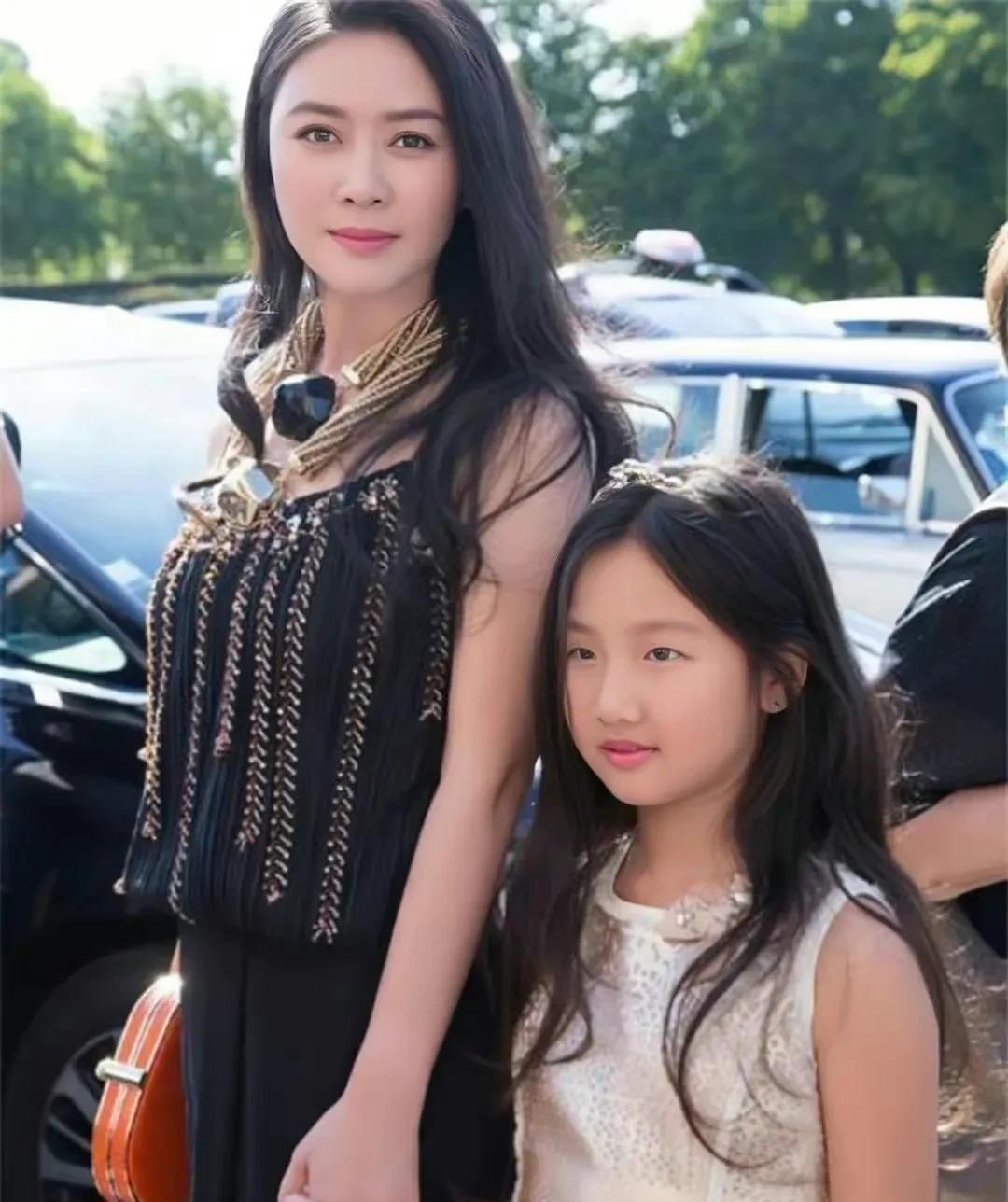 田海蓉|田海蓉晒女儿庆生照!15岁女儿妆容精致穿低胸裙,遗传妈妈高颜值