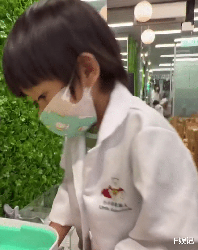 陈凯琳|郑嘉颖娇妻陈凯琳带大儿子去学画画 从小培养儿子对艺术的兴趣