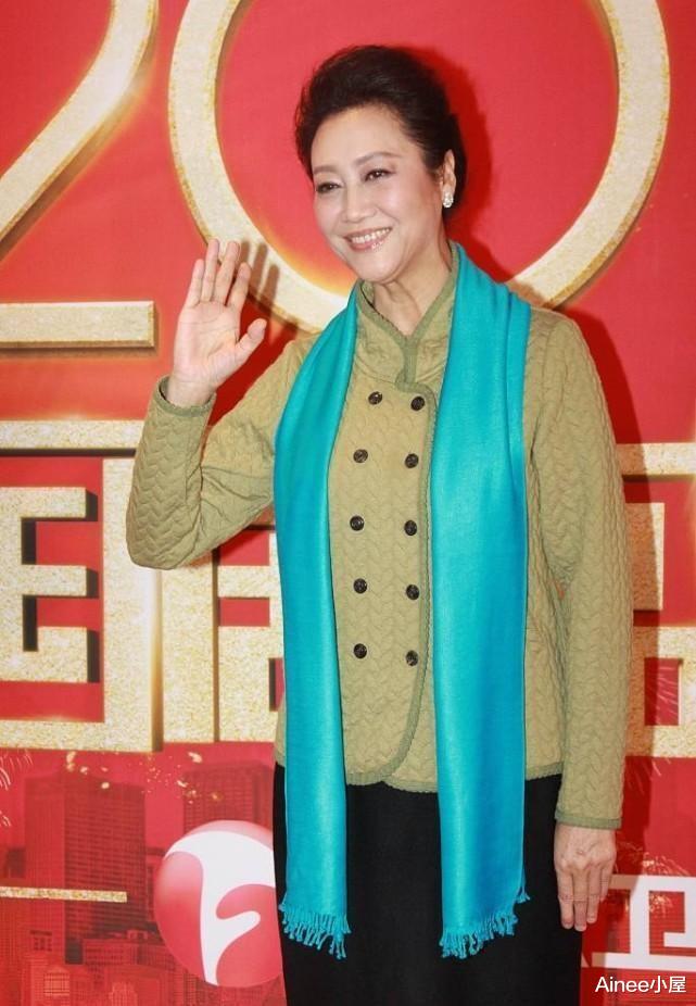 车晓|终于知道车晓为啥那么美了，妈妈穿套装贵气大方，看得出原来多美