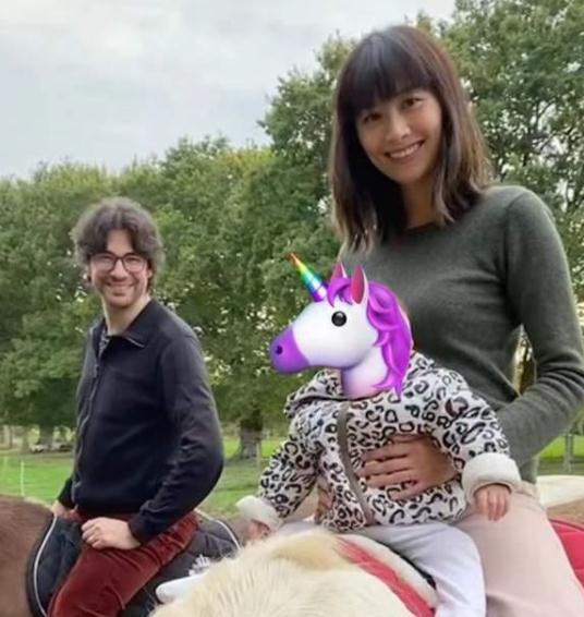 陈法拉|40岁前TVB花旦陈法拉现身巴黎,产后首秀身材,脸部凹陷细纹明显