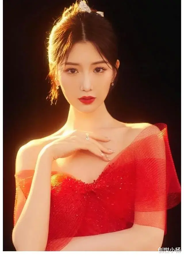 毛晓彤|毛晓彤穿红纱裙明媚迷人 半露香肩尽显娇艳