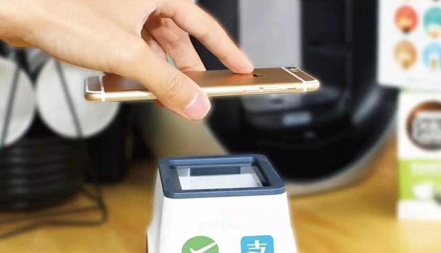 |人民日报：让实体店的人气重新旺起来？网友：很难拉回来了