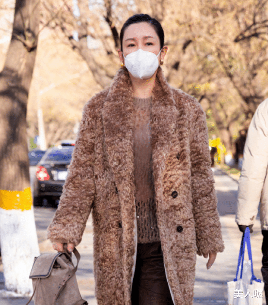 皮草|秦海璐春晚彩排太高调，穿棕色皮草配大金耳环，雍容华贵超有阔太范