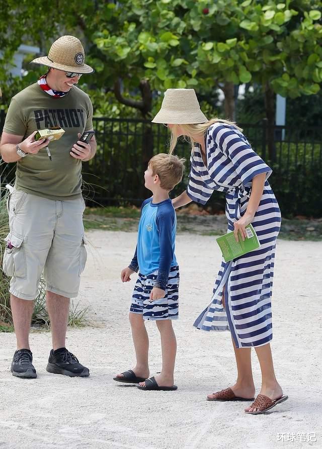 伊万卡|40岁伊万卡罕见素颜现身, 透视裙身姿挺拔, 沙滩解压卧读《禅之道》