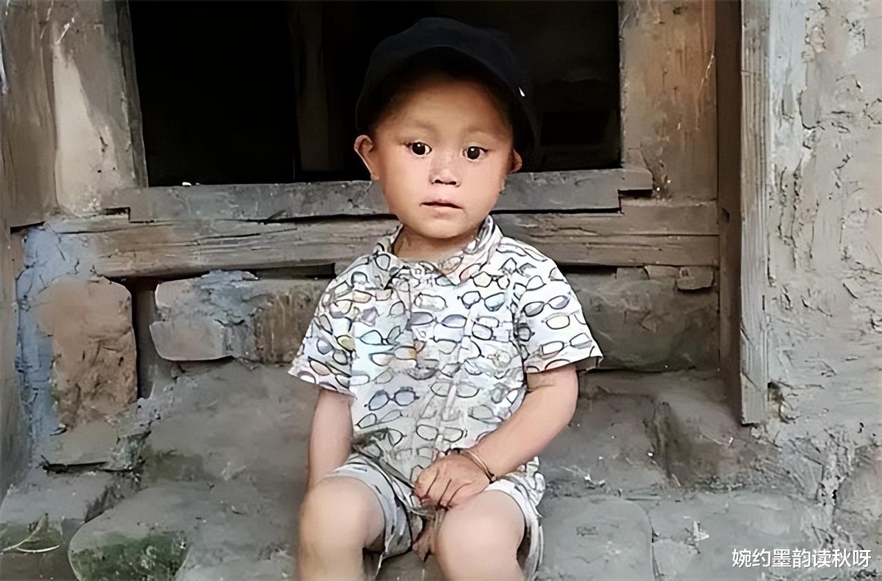 厦门打工孕妇车祸身亡,孩子生生甩出母体,奇迹生还,却还是被奶奶耽误了一生