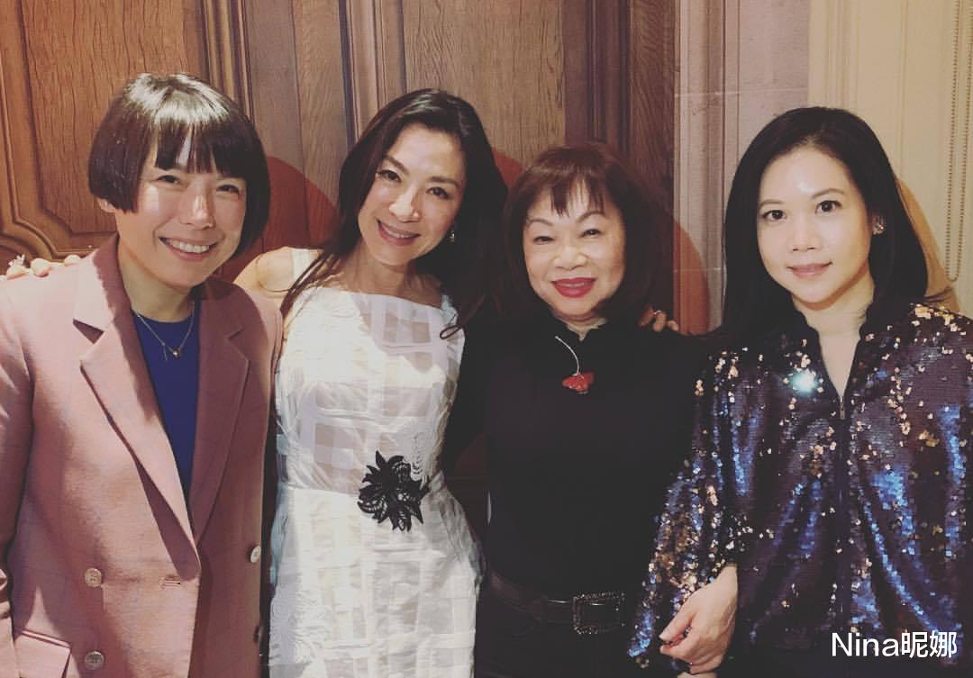 杨紫琼|杨紫琼出席伦敦午宴,毛衣皮裤配柠檬黄羽绒服,60岁打扮像时尚博主