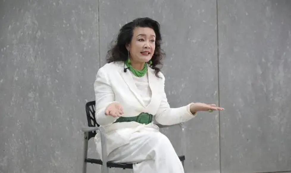 汪小菲|真怀孕?张颖颖陪汪小菲购物贴心为其试衣,身材臃肿故意遮挡小腹