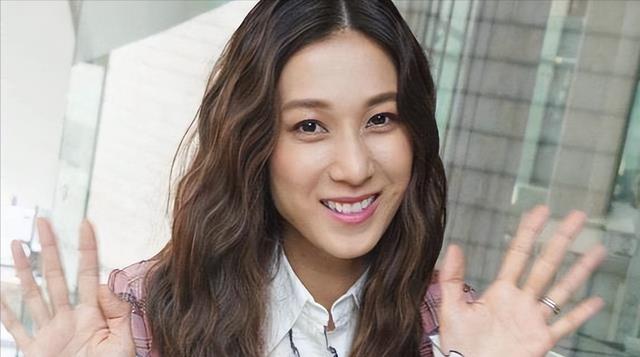 钟嘉欣|恨别林峯伍允龙!嫁圈外脊医,在千万豪宅开派对,3胎已孕7个月