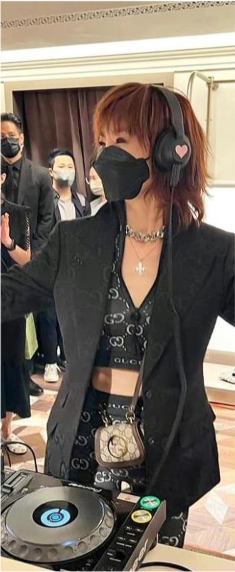 张曼玉|张曼玉久违亮相气场强大！穿西装硬秀性感身材，郭富城谢霆锋都成保镖