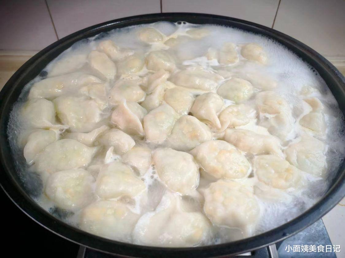 冬天包饺子，还是这个馅好吃，鲜嫩多汁，比白菜香，比肉馅香！