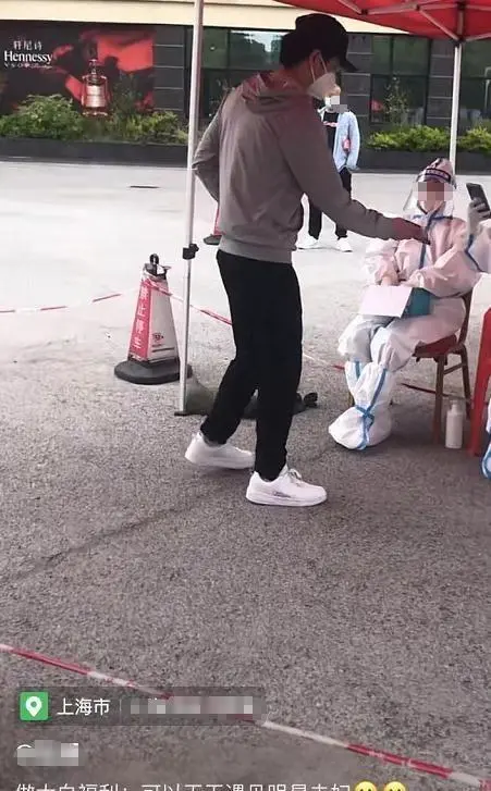 陈妍希|陈晓夫妇罕见现身！穿情侣装排队做核酸，陈妍希穿健美裤练出翘臀