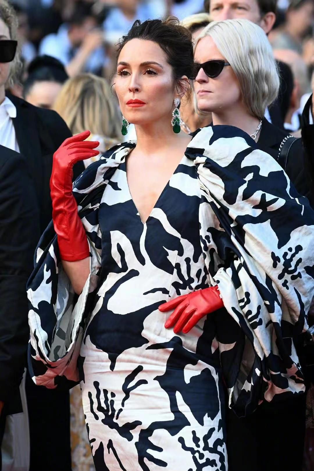 谷爱凌|谷爱凌展现少女性感,自信大方惹人羡,戛纳红毯穿搭愈发大胆火辣