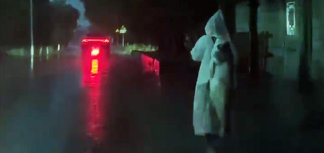 徒步|女钓友收获30斤胖头鱼，扛着它徒步10公里回家，原因让人哭笑不得