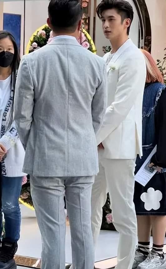 刘雯|明星全员白色礼服,刘雯暴瘦成纸片身材,白鹿气质全场最佳