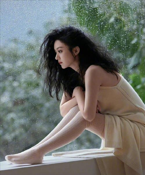 赵丽颖|赵丽颖堪称“时尚绝缘体”,最新杂志又翻车!