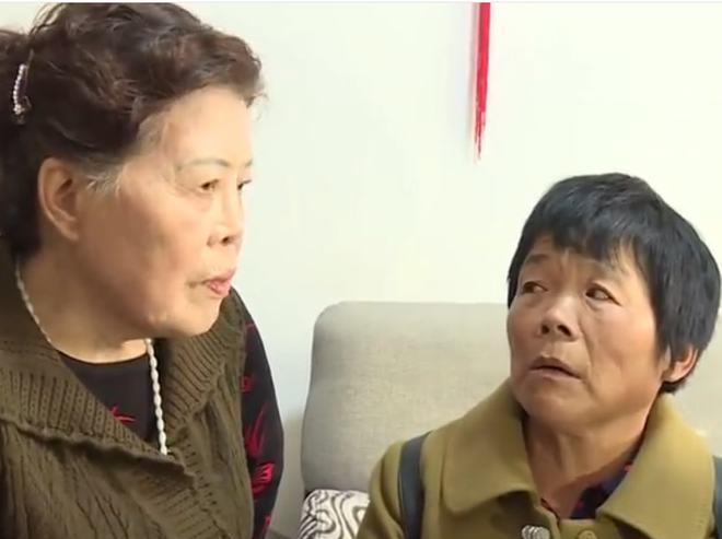 富商儿子2岁离奇失踪,32年后在山区找到,认亲会“跪食”父母恩