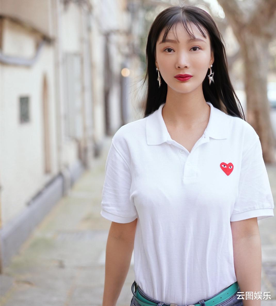 |32岁王李丹妮停车场热舞！穿开叉裙大秀长腿，轻撩头发女人味足