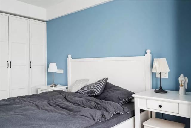 现代北欧风格的三居室,装修新式美观,玄关的设计实用且大方好看