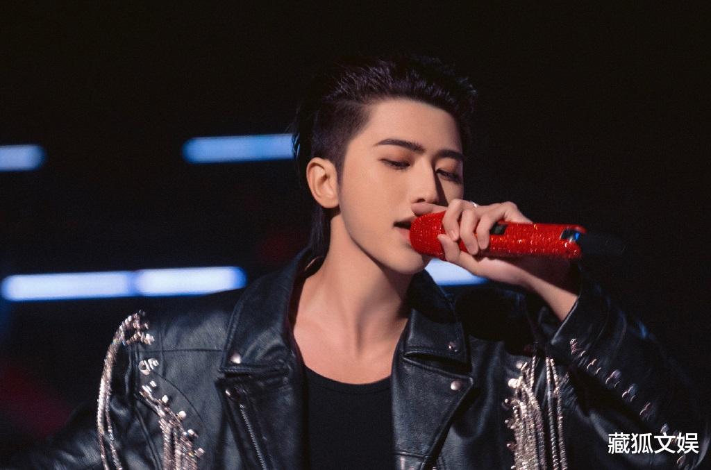 春晚|蔡徐坤北京春晚曝路透,生图直出白到发光,与吉祥物不忘开心击掌