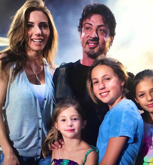 詹妮弗|76岁史泰龙与54岁妻子和好,晒手牵手合影,一个月前称感情破裂