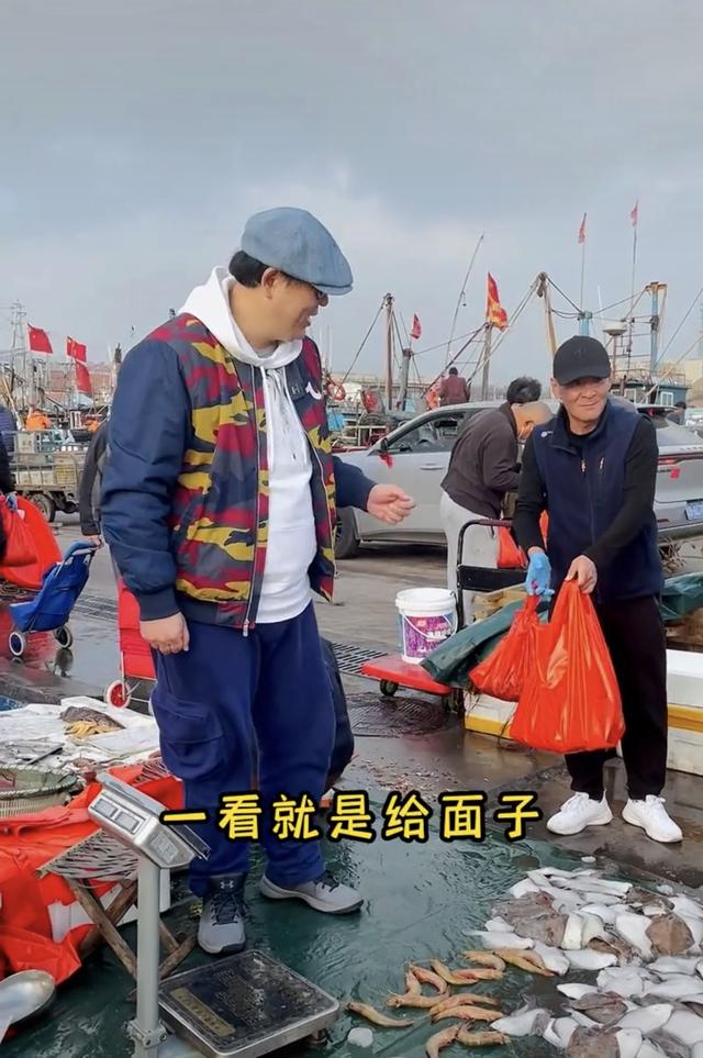 50岁“夏东海”高亚麟现身乡下,坐小马扎吆喝卖海鲜