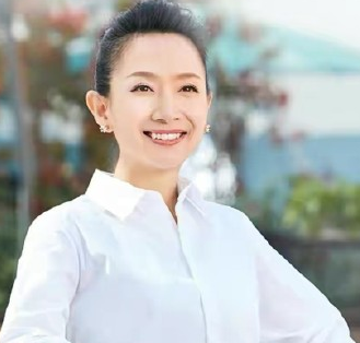 王芳|年少成名，嫁大15岁高学历老公，独自产检生女，今靠直播月入百万