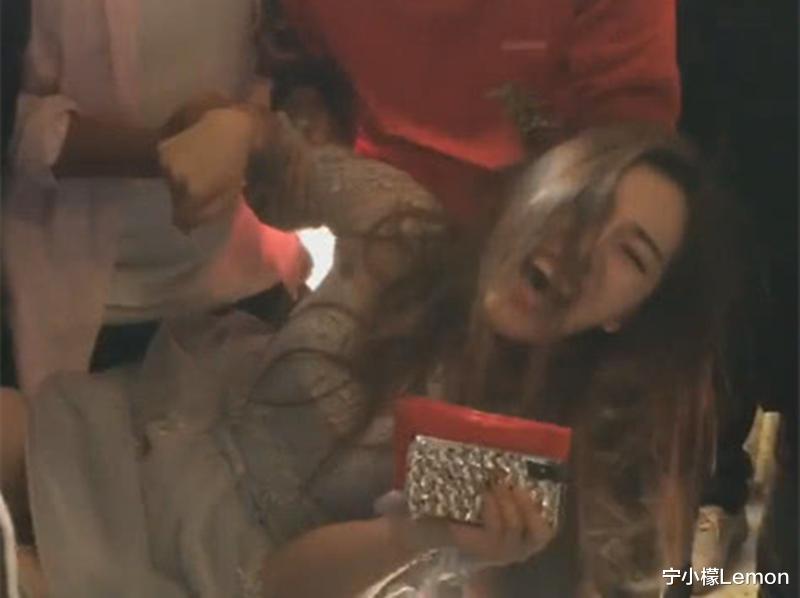 大学生|探访22岁“职业伴娘”：身为在校大学生，却7个月做了10次