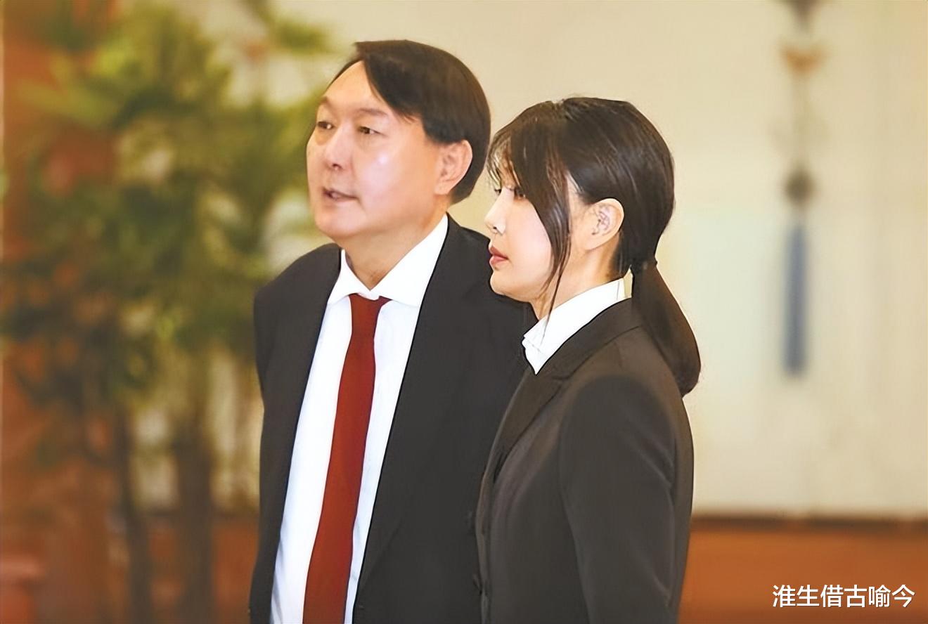 韩国 韩国50岁第一夫人：穿韩服好美，一身白裙迎接肯尼亚第一夫人真嫩