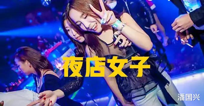年轻男女逛公园,男子羞涩无助,女子只能主动,女子:急死我了
