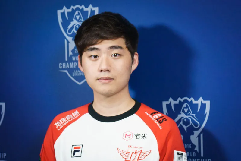 bang|Bang成功求婚LCK主持人志宣，Faker：我想给他一锤子