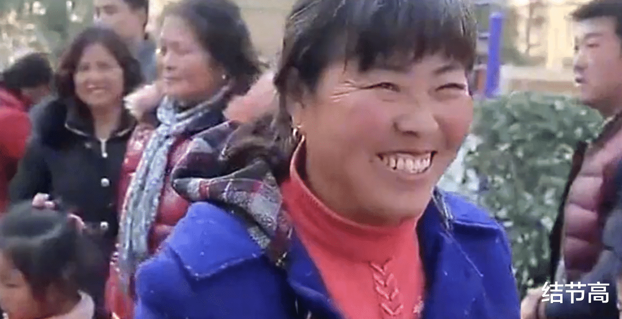 南京一男子的身高不足妻子一半,被妻子抱着出门,竟然还给生个胖小子