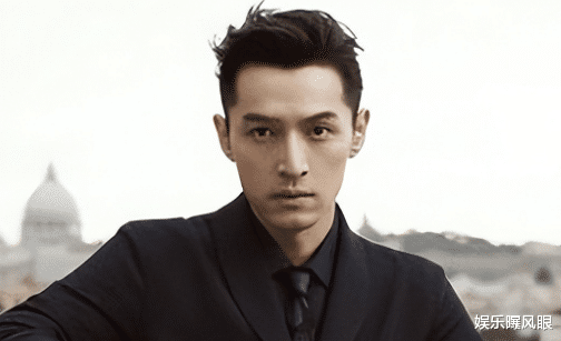 胡歌|胡歌新剧路透曝光，与导演对戏心情好，上衣扎裤腰里年代感十足