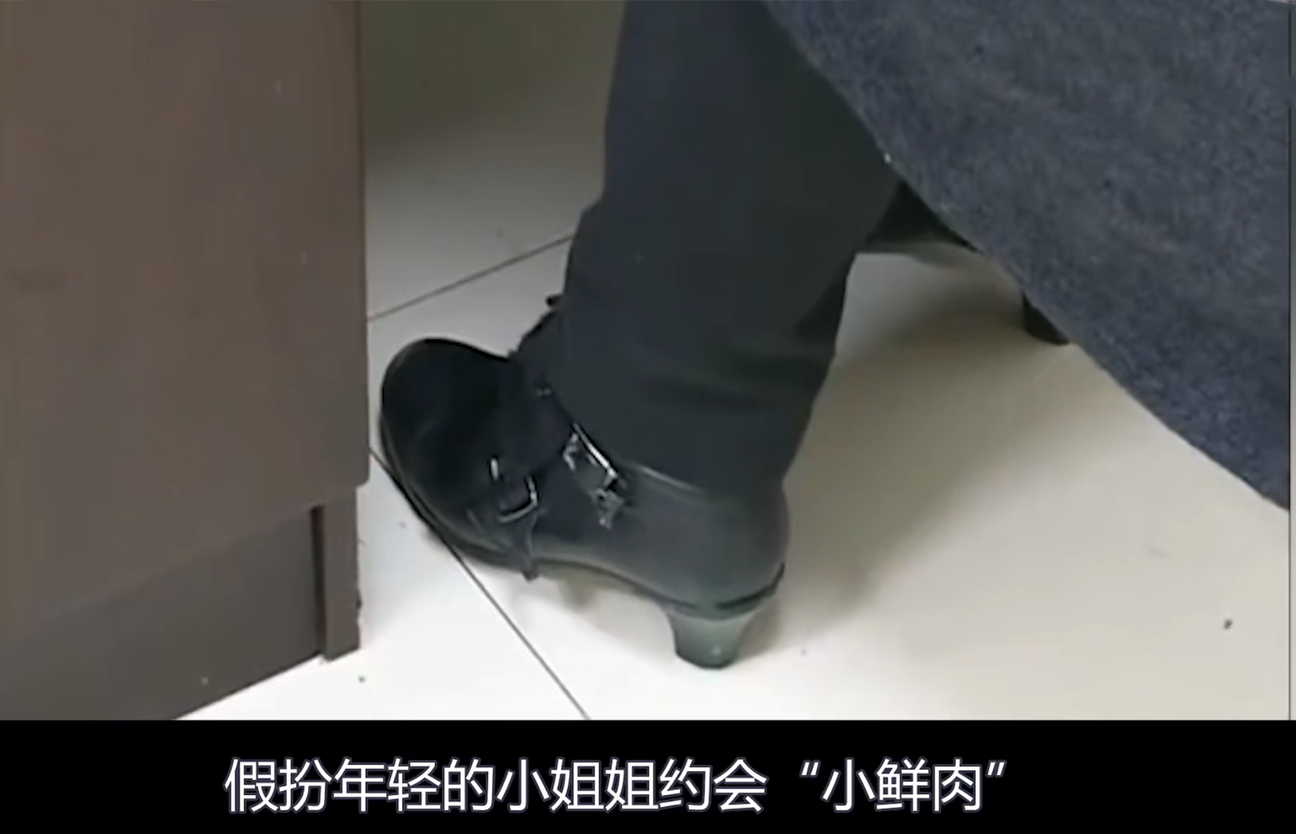44岁阿姨恋上22岁小伙,转给他75000块钱,事后小伙:我有艾滋